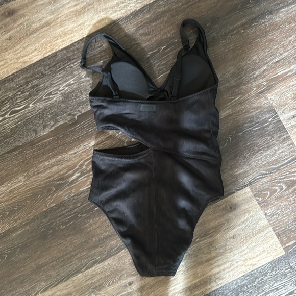 Like new Fabletics Cut Out One Piece - Picture 2 of 3